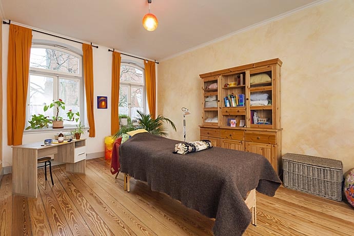 Großer Terapieraum der  Massage- und Naturheilpraxis Petra Gerken in Lüneburg